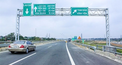 Sửa chữa đường tạm, cao tốc Nội Bài-Lào Cai cấm xe tải trọng lớn