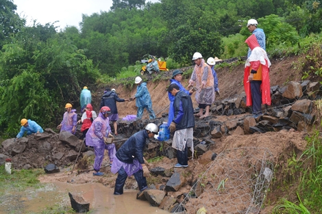 Khắc phục sự cố sạt lở đường sắt xuyên Việt qua Phú Yên do mưa lũ