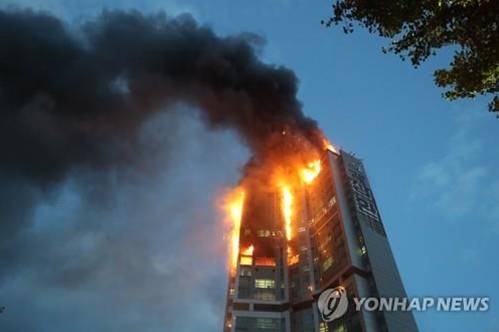 Gần 90 người nhập viện trong vụ cháy tòa nhà 33 tầng