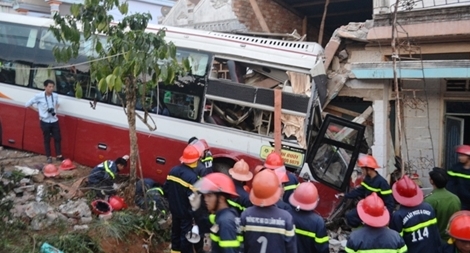 Hiện trường vụ tai nạn nghiêm trọng giữa xe Thành Bưởi và Phương Trang