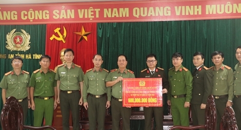 Công an tỉnh Nghệ An và Thành phố Hà Nội tặng quà hỗ trợ Công an Hà Tĩnh