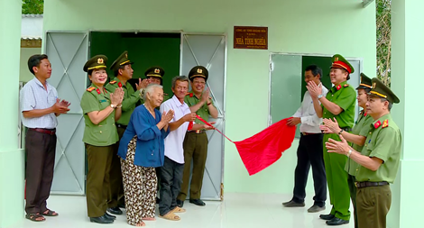 Khánh thành trao nhà tình  nghĩa cho hộ gia đình khó khăn tại huyện Diên Khánh