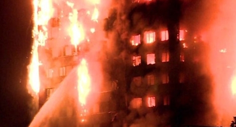 Cháy tòa nhà 24 tầng ở London, rất nhiều người đang mắc kẹt