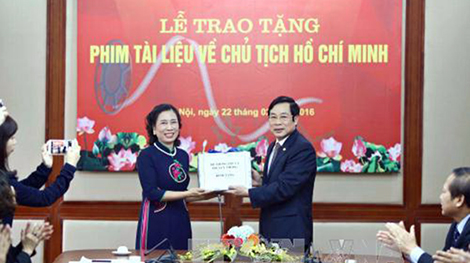 Trao tặng nhiều bộ phim tư liệu quý về Bác Hồ cho Bảo tàng Hồ Chí Minh