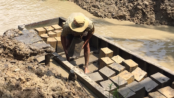 Vĩnh Long ồ ạt khai thác đất mặt ruộng
