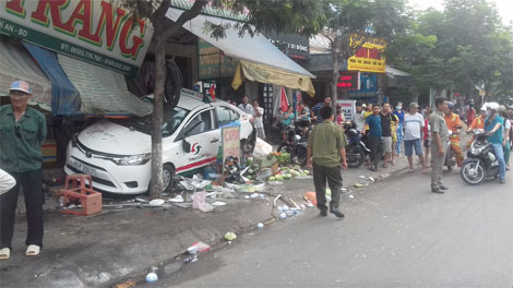 Taxi “điên” lao vào quán ăn sáng, 7 người bị thương nặng