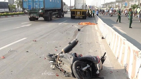 Đi vào làn ô tô, một người bị tông tử vong