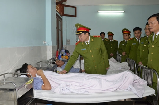 Trao tiền hỗ trợ cán bộ, chiến sĩ bị nhiễm độc khi làm nhiệm vụ