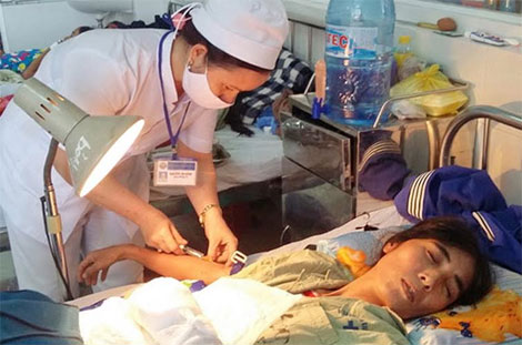 240 phút căng thẳng tột độ nối bàn tay đứt lìa nữ công nhân gặp nạn