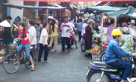 Loay hoay chuyện sống chung với “kinh tế vỉa hè”