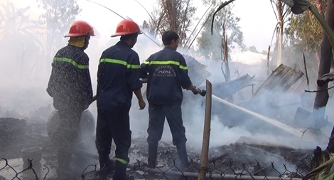 Rơi tàn thuốc cháy bãi phế liệu, cháy luôn nhà dân