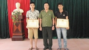 Tặng giấy khen hai quần chúng dũng cảm bắt giữ đối tượng bắt cóc trẻ em