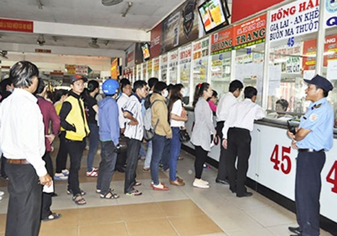 Chật vật với vé, “cò” tàu xe ngày Tết