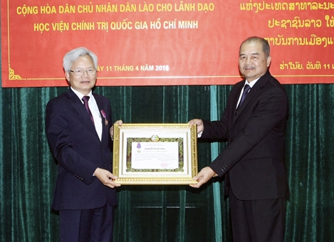 Trao Huân chương cao quý của Đảng và Nhà nước Lào tặng lãnh đạo Học viện Chính trị Quốc gia Hồ Chí Minh