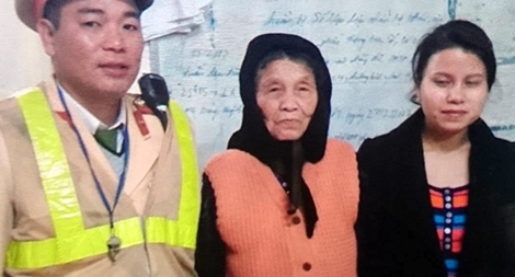 CSGT giúp cụ bà bị lạc về với gia đình