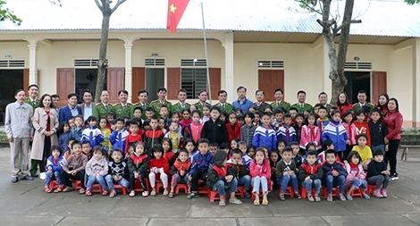 Học viện CSND tặng quà cho học sinh và CBCS Công an huyện Thanh Chương