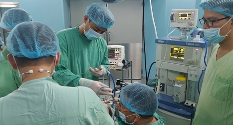 Phẫu thuật lấy dị vật ở phế quản bé trai 2 tuổi 
