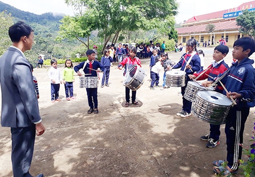 Nỗ lực đưa học sinh dân tộc thiểu số vùng sâu tới trường