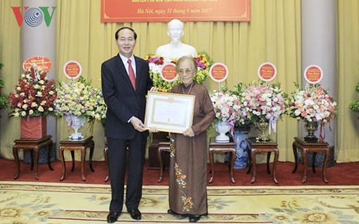 Chủ tịch nước trao huy hiệu 70 năm tuổi Đảng cho bà Nguyễn Thị Bình