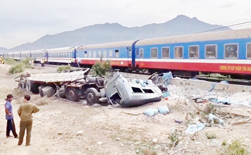 Hai người bị thương nặng trong vụ tàu lửa tông xe tải ở Ninh Thuận