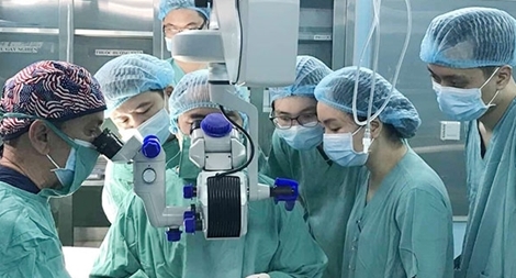 5 bệnh nhân được ghép giác mạc do người Mỹ hiến tặng