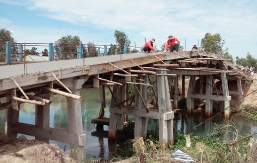 Người dân bức xúc vì cầu dân sinh thi công “rùa bò”