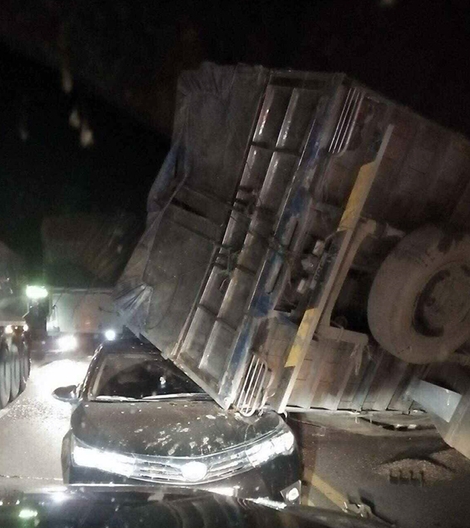 Tông liên hoàn, xe tải đè bẹp Altis trên cao tốc Nội Bài - Lào Cai 