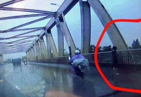 Nữ sinh nhảy cầu tự tử do bị hiếp dâm