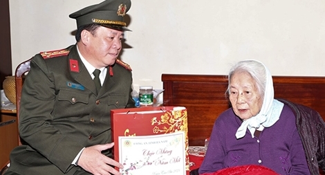 Mang “xuân yêu thương” đến với gia đình chính sách, người nghèo