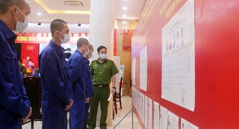 Cử tri 'đặc biệt' Trại tạm giam số 1 Hà Nội thực hiện quyền bầu cử