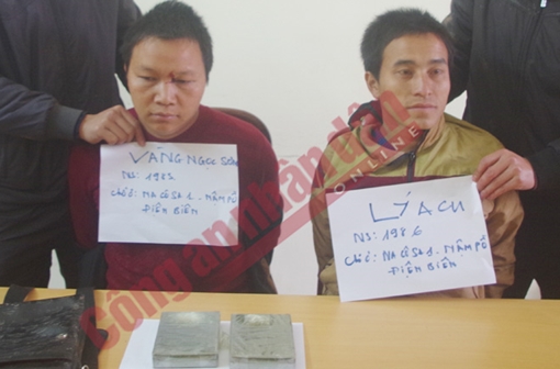 Hai tội phạm ma túy lao xe vào Cảnh sát bỏ trốn cùng 2 bánh heroin