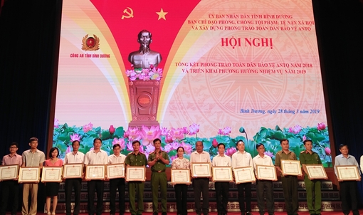 Khen thưởng hơn 350 tập thể, cá nhân xuất sắc phong trào bảo vệ ANTQ tỉnh Bình Dương