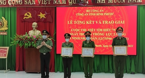 Trao giải cuộc thi viết 75 năm truyền thống lực lượng ANND