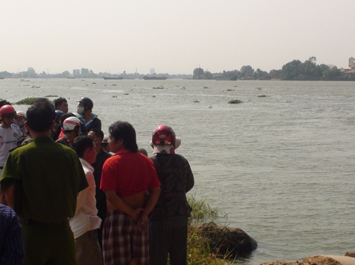 Nam thanh niên bỏ xe, nhảy sông Đồng Nai tự tử