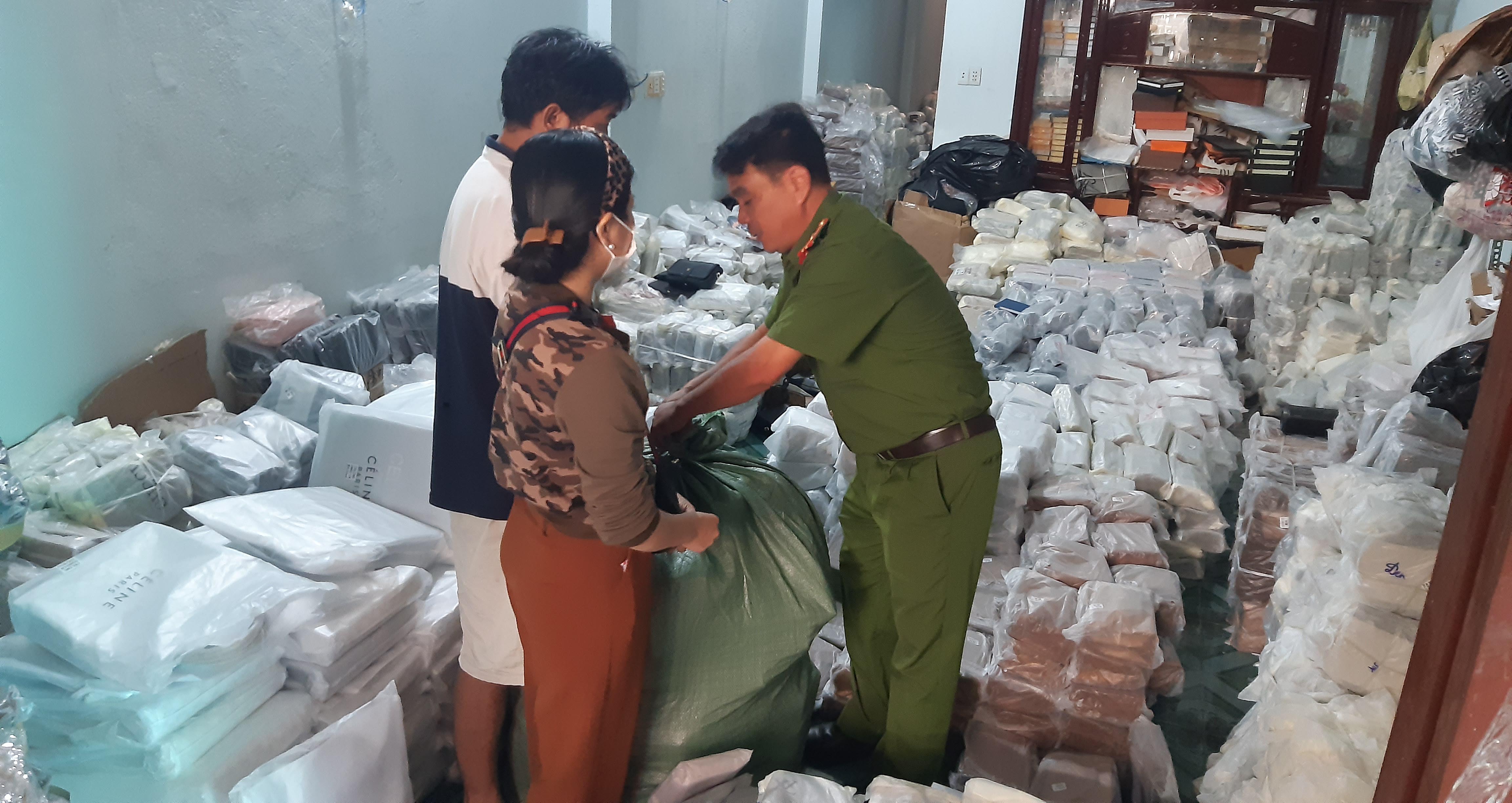 Phát hiện kho hàng giả nhãn hiệu nổi tiếng số lượng “khủng” 