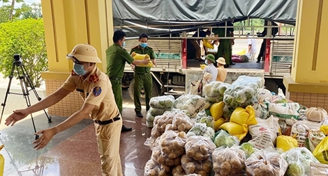 Lời tâm sự nghẹn lòng của trưởng công an huyện và 22 tấn hàng hỗ trợ đồng bào nghèo