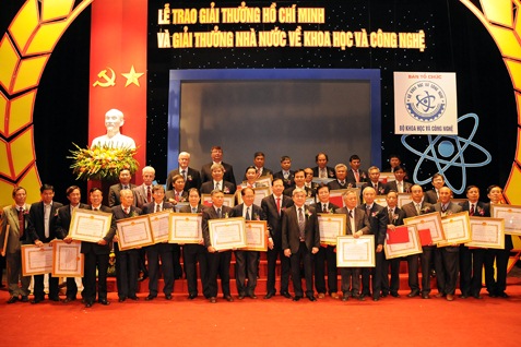 Trao giải thưởng Hồ Chí Minh và giải thưởng Nhà nước về KH&CN cho 16 công trình 