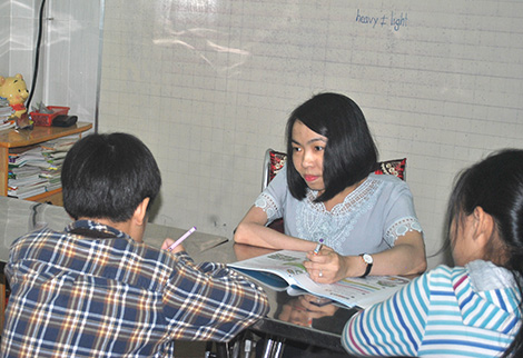Cô giáo khuyết tật dạy tiếng Anh miễn phí cho học trò nghèo