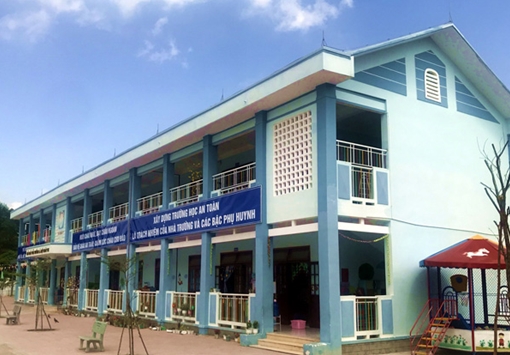 Trường xây dựng tiền tỉ mới khánh thành đã hư hỏng