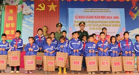 Lực lượng Công an "Cùng em đến trường"