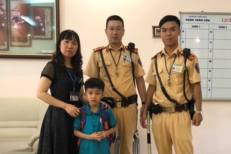 CSGT đưa trẻ lạc về với gia đình, nhà trường