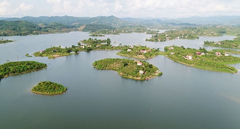 Ngược dòng Cấm Sơn