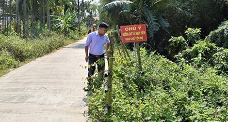 Nhiều hộ dân sống thấp thỏm bên bờ sông sạt lở