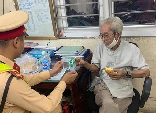 Tìm người nhà cho cụ ông bị lạc đường