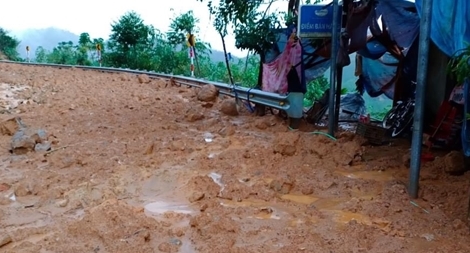 Công an xã kịp thời đưa 2 người bị thương do sạt núi đi cấp cứu