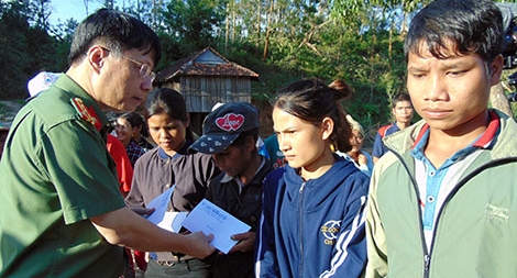 Bão lũ đi qua, tình người đọng lại