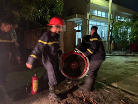 Trắng đêm khắc phục sự cố điện cho người dân