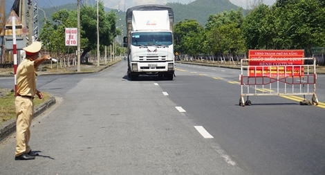 CSGT Công an TP Đà Nẵng đảm bảo TTATGT và phòng, chống dịch tại 12 chốt kiểm soát 