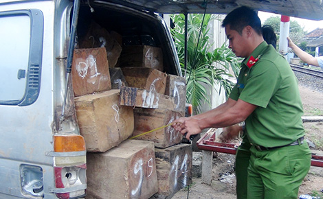 Xe hết đăng kiểm chở gỗ lậu tông gãy barie đường sắt