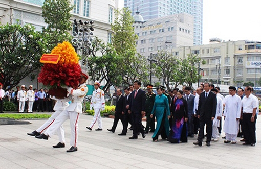 Dâng hương Chủ tịch Hồ Chí Minh tại Bến Nhà Rồng